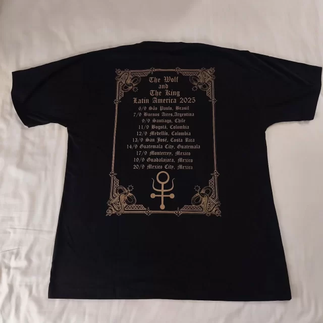 *LATIN AMERICA LEGION* - @1349official's exclusive "The Wolf & The King Latin America 2025 Tour" T-shirt is available NOW on the "Latin America Hellfire 2025" Tour.

Tonight AURAL HELLFIRE is at the @teatrocariola.cl at 21:00 hrs.

DO NOT MISS IT.

T-shirt artwork: @jordanbarlowart 

T-shirt photos: @pkaluf