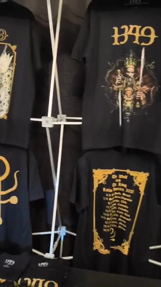 *SANTIAGO LEGION*

@1349official's exclusive "The Wolf & The King Latin America 2025 Tour" T-shirt is available NOW at the @teatrocariola.cl .

DO NOT MISS IT.

Artwork: @jordanbarlowart 

Video: @pkaluf 

#legion1349 #auralhellfire #thewolfandtheking #tshirt #tourshirts #blackmetal #TeatroCariola #jordanbarlowart #santiagodechile🇨🇱